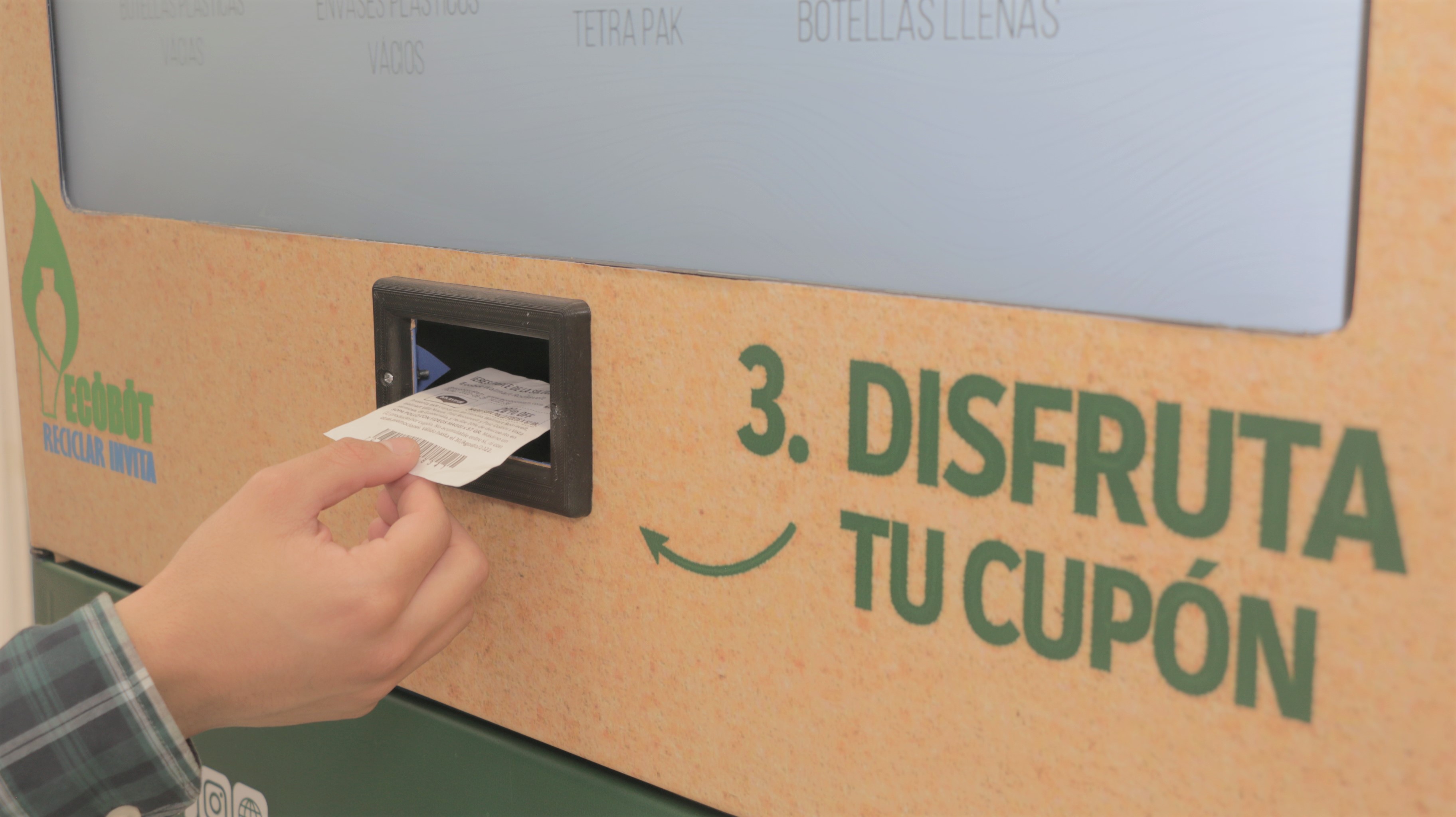 Nestlé habilita máquina en Walmart Roosevelt para promover el reciclaje 2