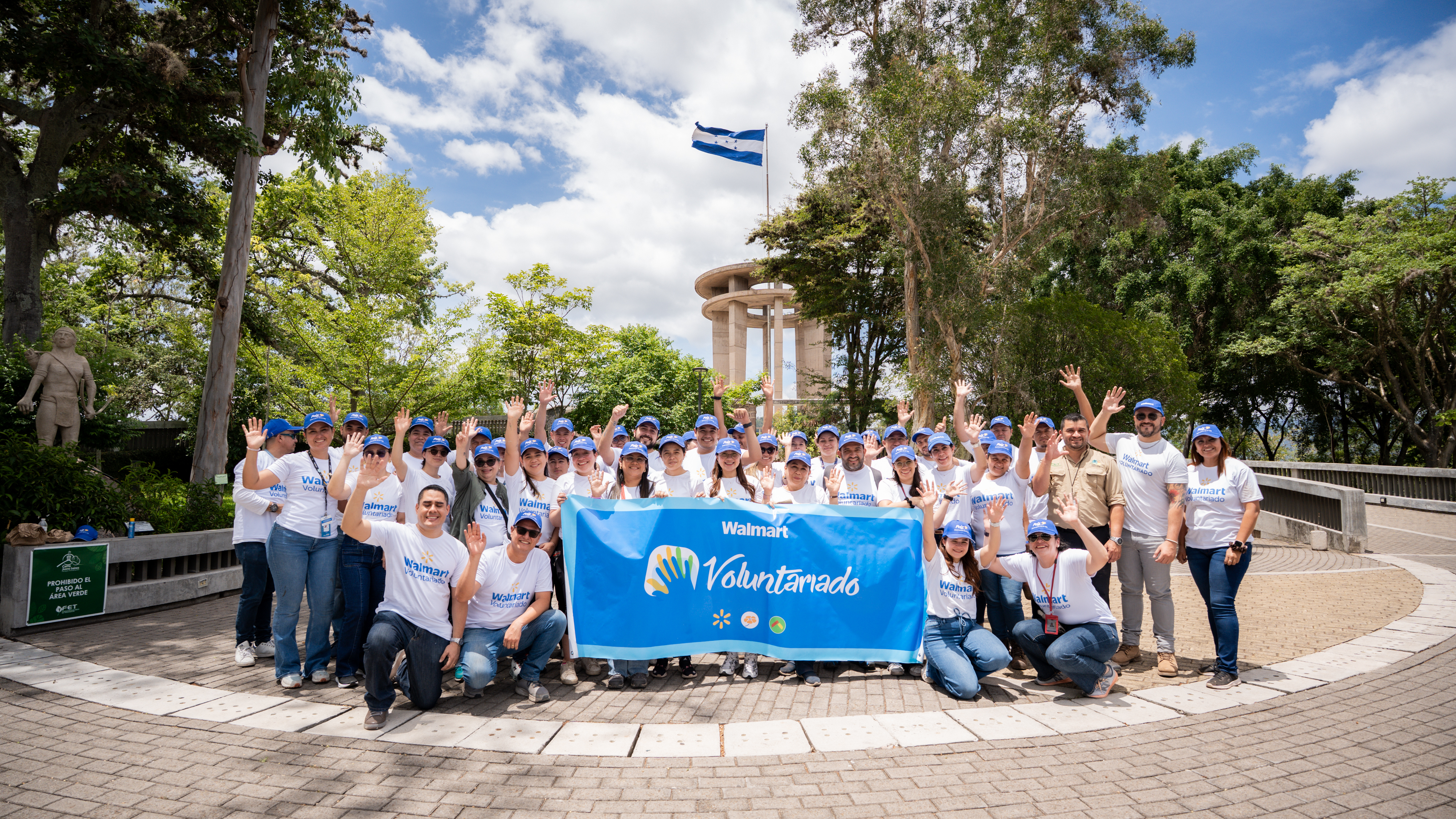 Voluntarios de Walmart cuidan el emblemático parque Juana Laínez de Tegucigalpa 