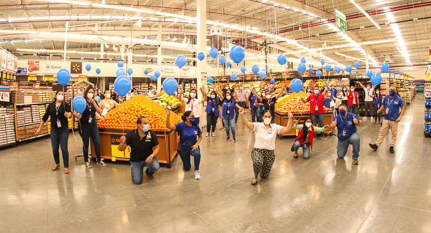 Walmart abre sus puertas en Santa Ana