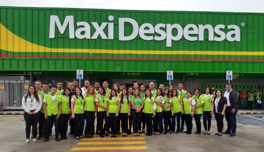 Asociados y asociadas de la MaxiDespensa número 27 de Honduras.