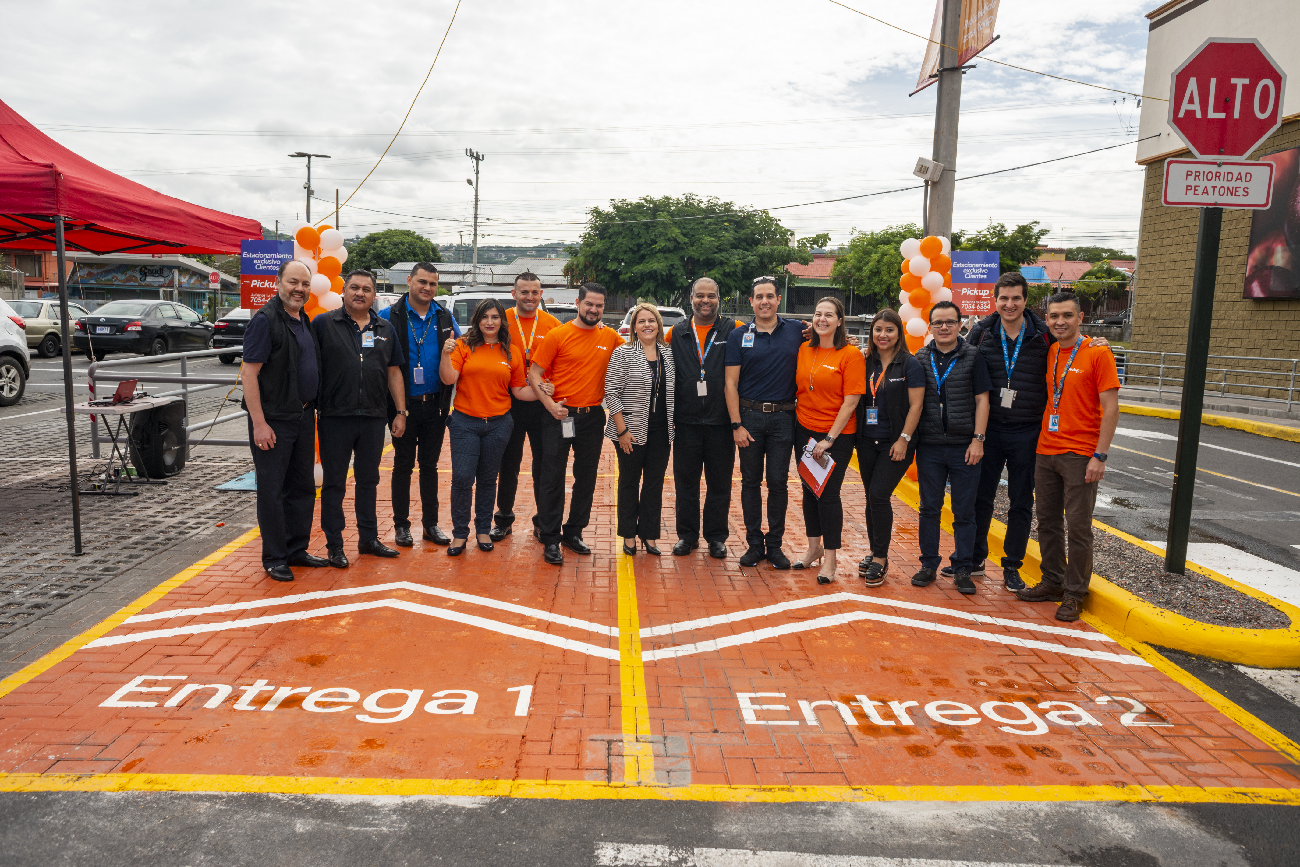  Walmart implementa moderno servicio para realizar compras desde su vehículo