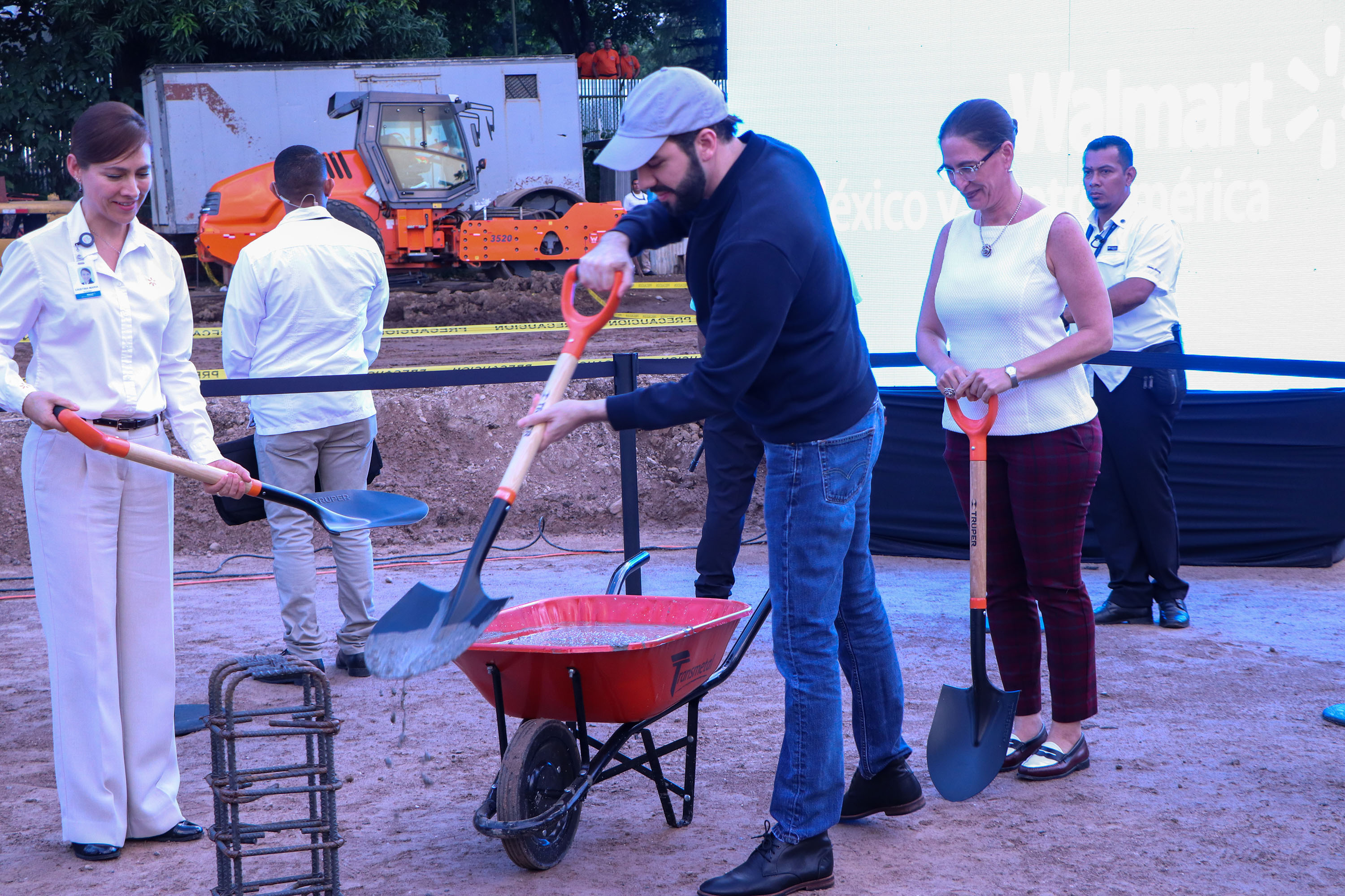 Presidente Nayib Bukele coloca primera piedra de Walmart Santa Ana