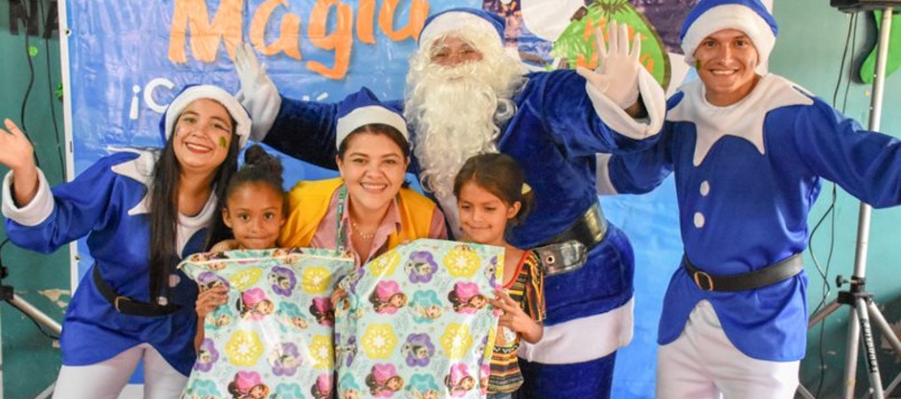 Clientes, asociados de Walmart y supermercados Paiz recolectan más de 700 regalos